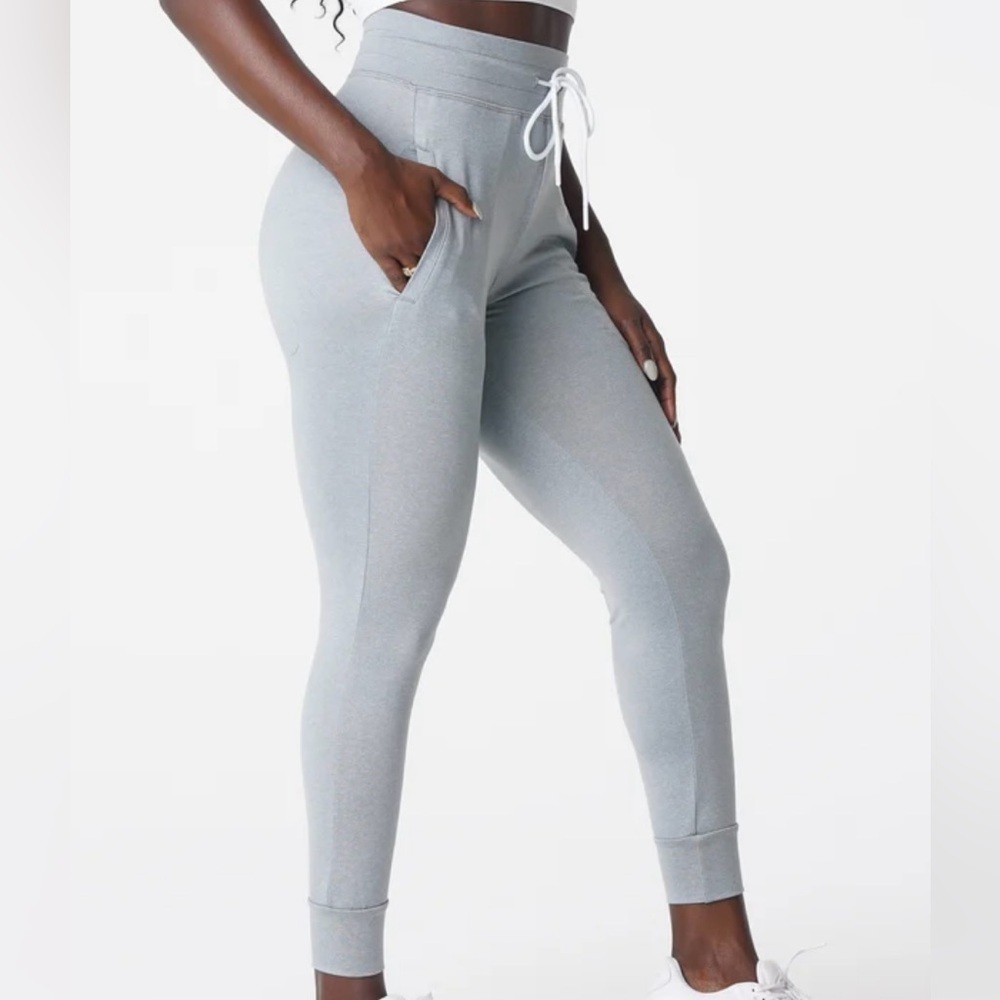 NVGTN silver mist joggers grey women’s medium EUC